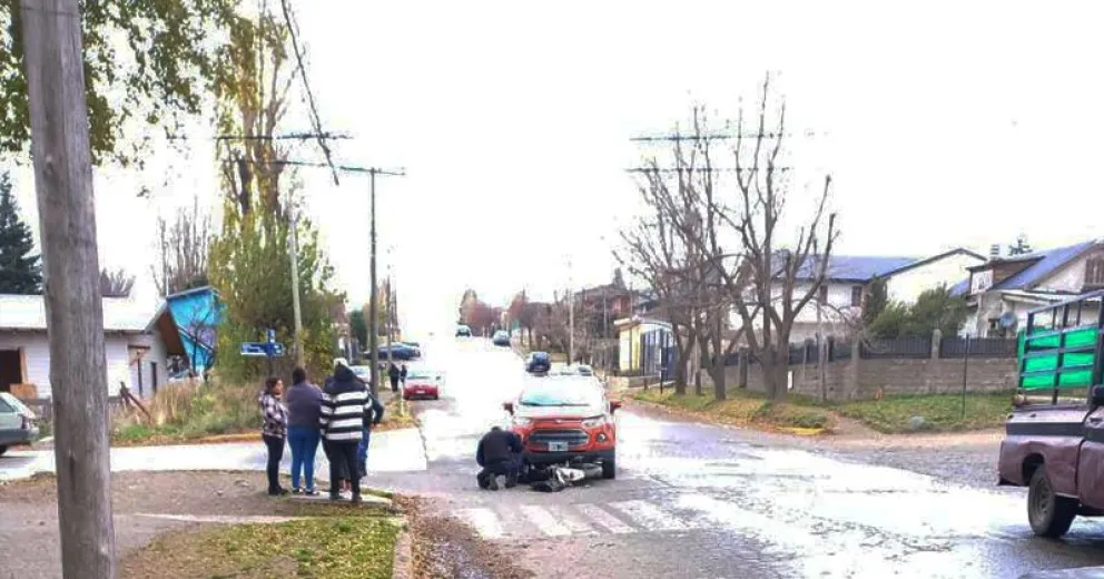 Pareja en estado de shock tras quedar debajo de una camioneta en fuerte colisión