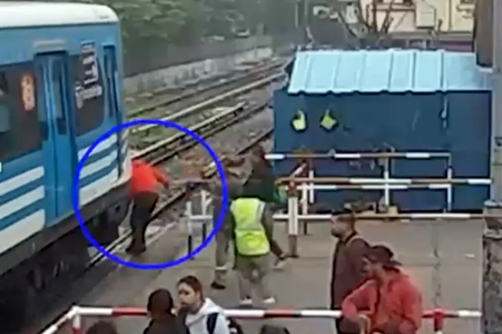 Video: quiso cruzar las vías del tren mirando el celular y el tren le golpeó la cabeza