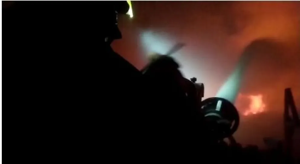 Usan un móvil estadounidense para combatir el incendio en el vertedero 