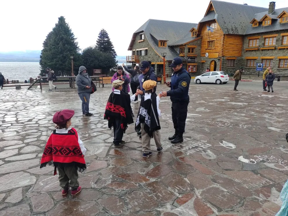 La Agrupación El Antiguo entregó escarapelas en distintos puntos de Bariloche 