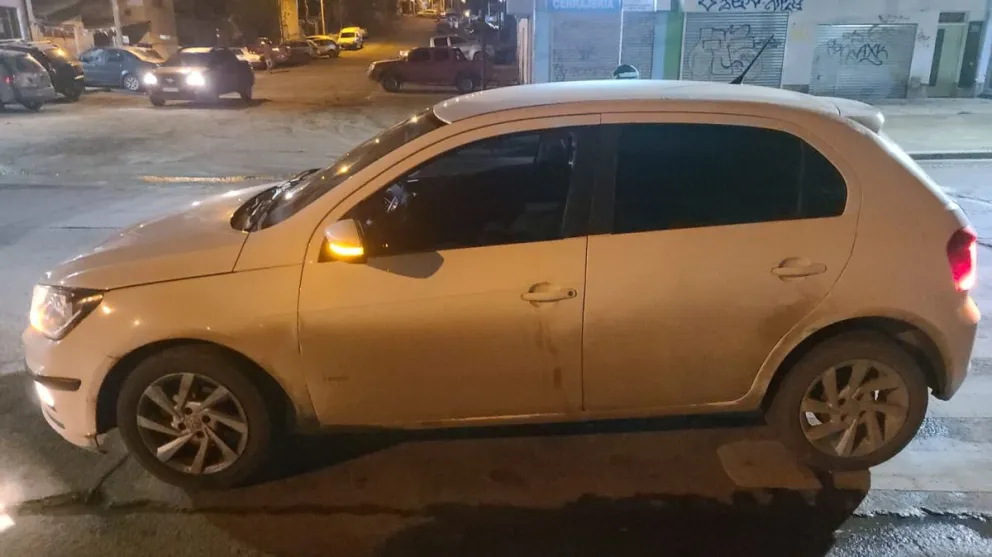 Tenía pedido de captura, manejaba un auto robado, llevaba un arma de plástico y droga