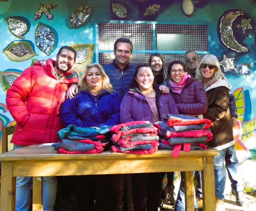 Acción solidaria en el barrio Virgen Misionera: entregaron prendas de abrigo