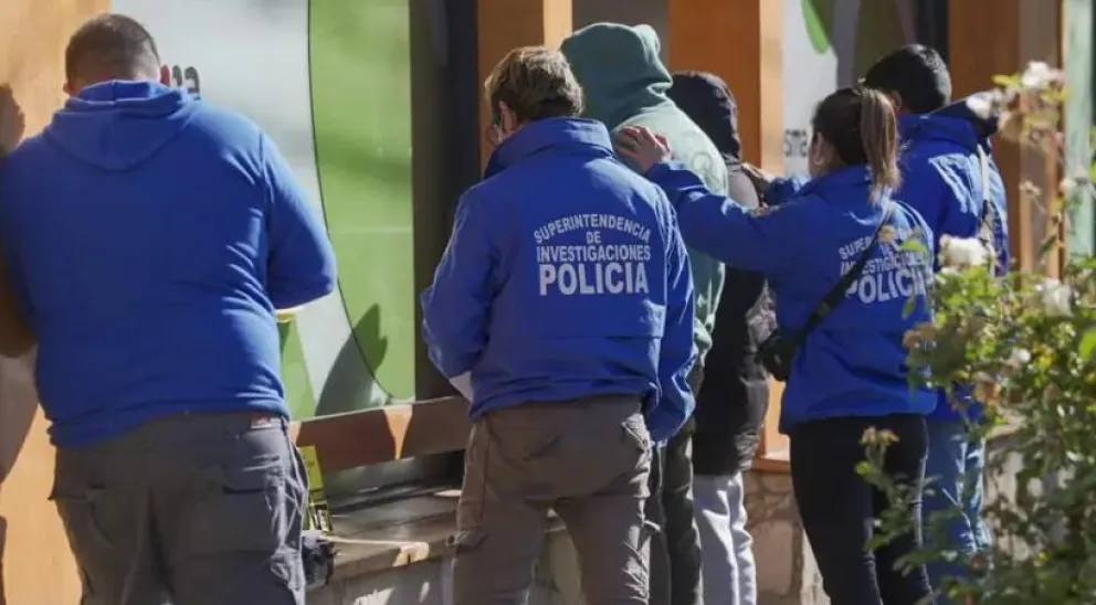 Detuvieron a dos hombres cuando uno de ellos vendía marihuana en el centro cívico