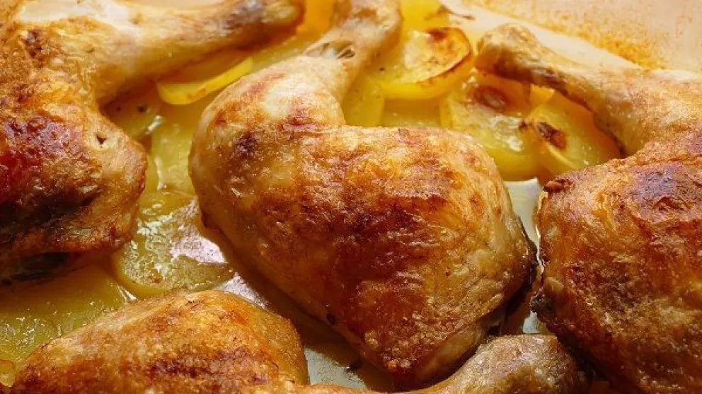 Muslos de pollo asados con verduras: una comida saludable y deliciosa