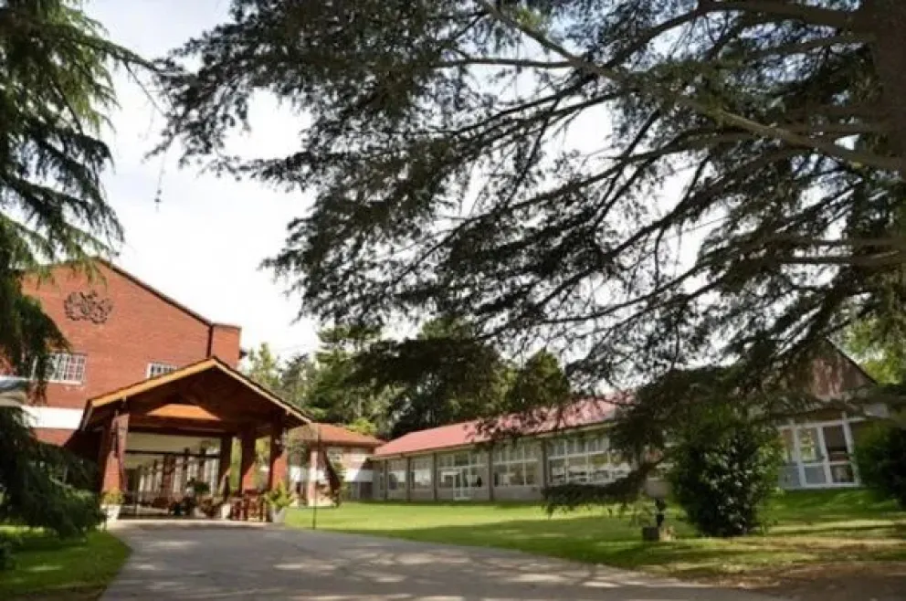 Denunciaron al fundador de una escuela por realizar exhibiciones obscenas delante de niños 