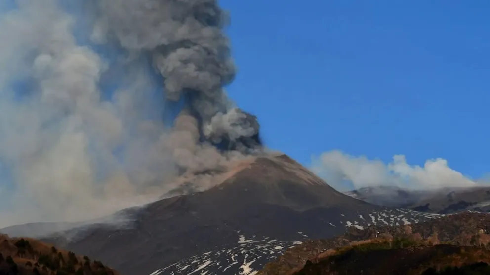 Italia: el volcán Edna entró en erupción con temblores y una nube de cenizas