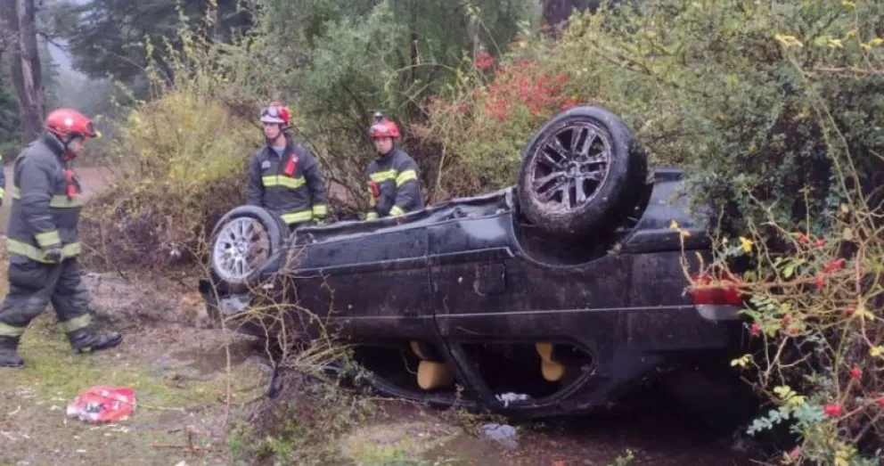 Dos personas heridas en impresionante vuelco en la Ruta 7 Lagos 
