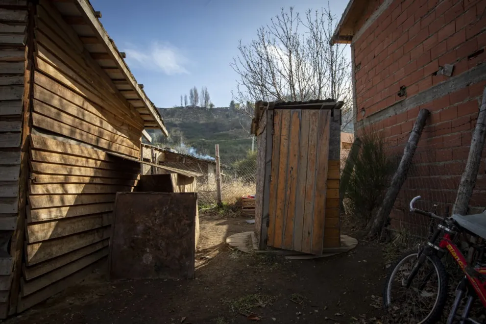 Desesperada situación de una familia: su mujer está internada y necesitan construir un baño