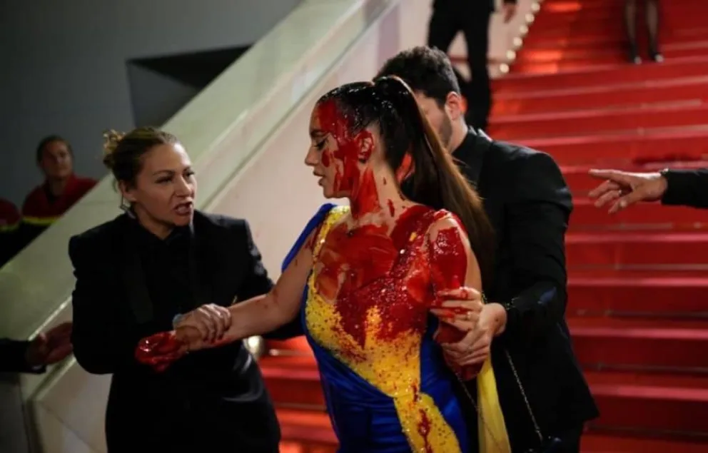 Festival de Cannes: una activista se bañó en sangre falsa para protestar por la invasión rusa a Ucrania