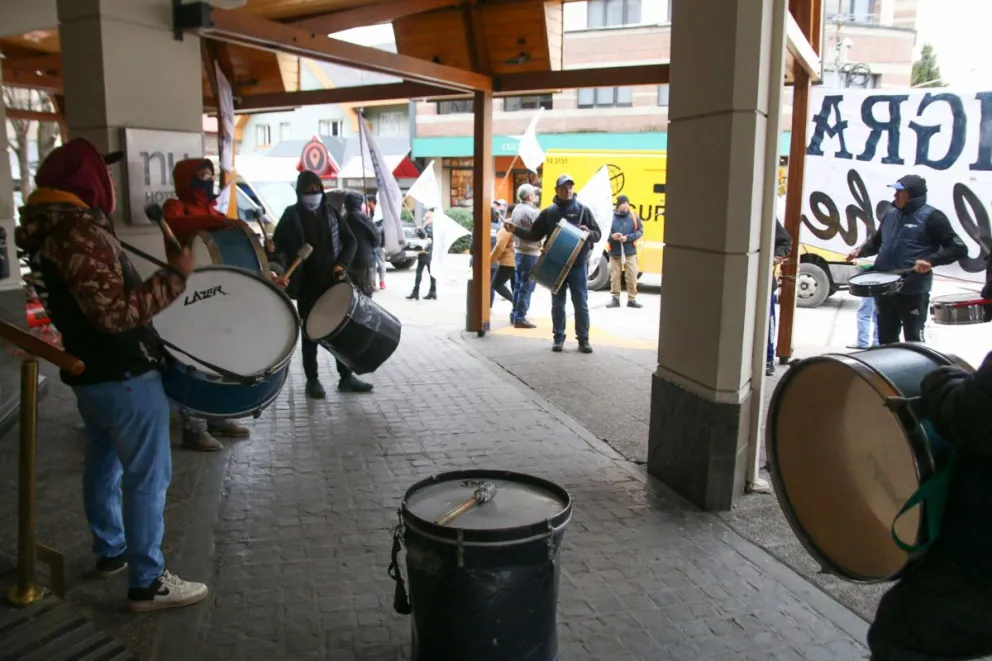 Protesta ruidosa de UTHGRA afuera de un reconocido hotel para que incorpore personal
