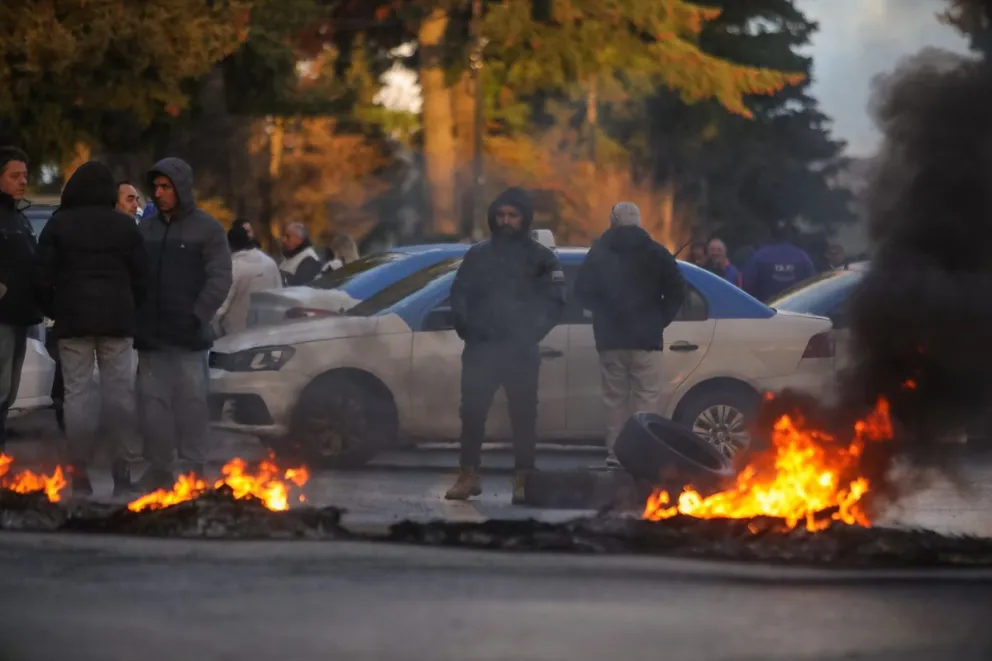 Taxistas de toda la región se unen contra Uber y amenazan con tomar medidas en conjunto