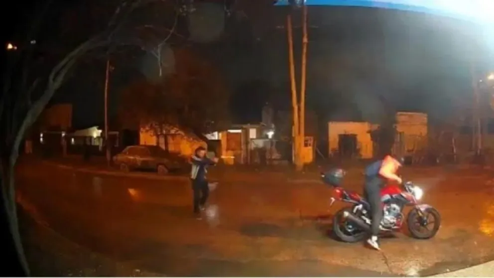 Video: un policía de civil mató a delincuente que intentó robarle la moto