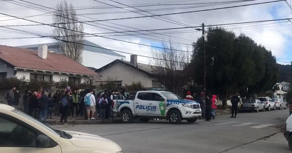 Amenaza de bomba en la ESRN 45 de Bariloche resultó ser otro engaño