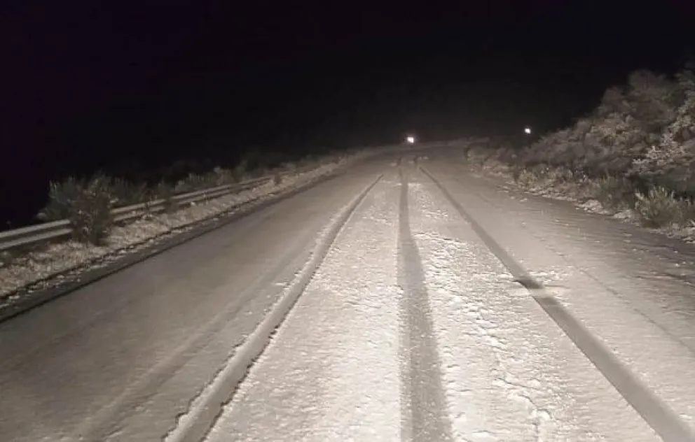 Solicitan transitar con extrema precaución por presencia nieve en Ruta 40 Sur y Ruta 23 