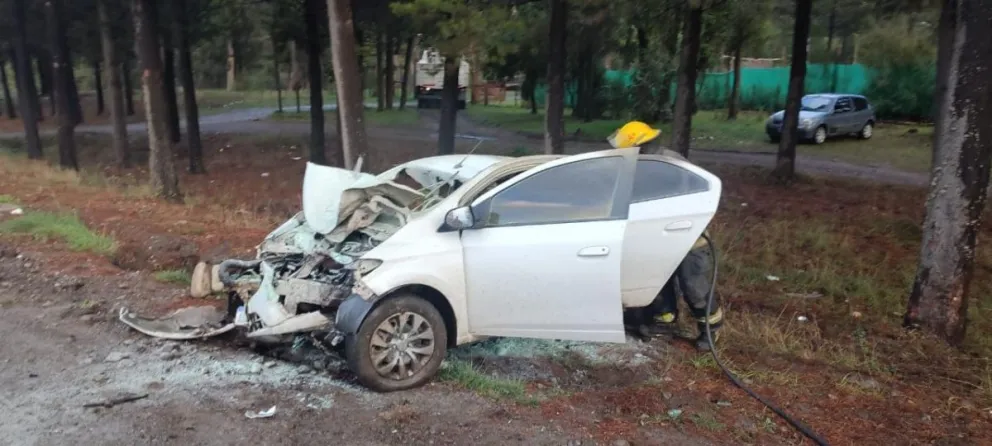 Un automóvil volcó y se incendió sobre la Ruta 40