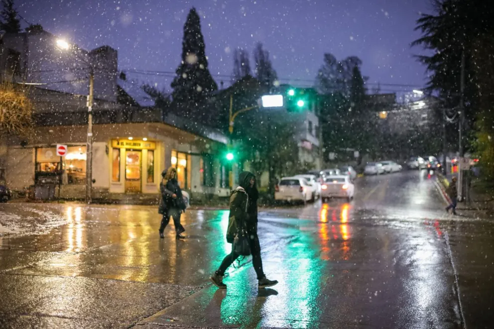 El centro de Bariloche y algunos barrios vieron caer los primeros copos de nieve