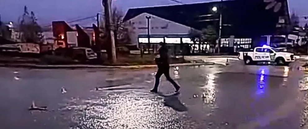 Motociclista sufrió rotura de rodilla al ser colisionado en la rotonda de Beschtedt y Brown