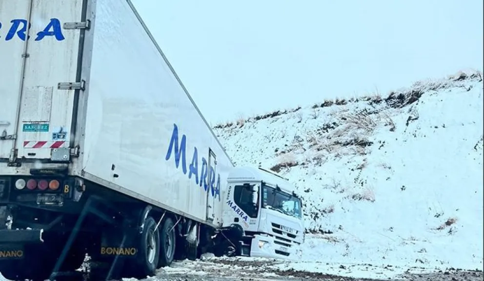 Se despistó un camión con acoplado en Ruta 40 Sur 