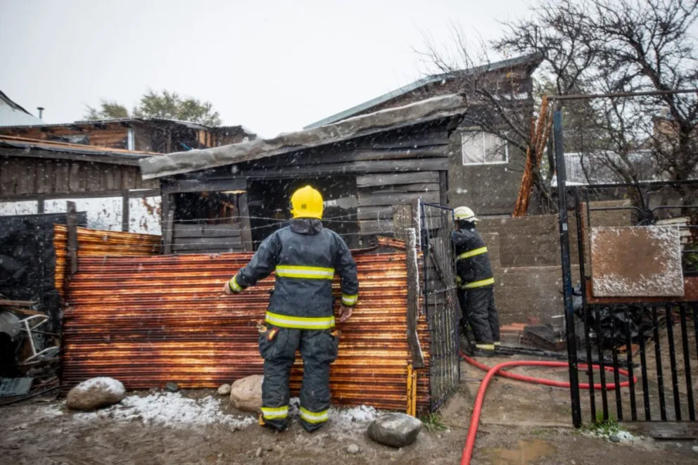 En plena nevada, las llamas tomaron por completo una vivienda del barrio 28 de Abril 