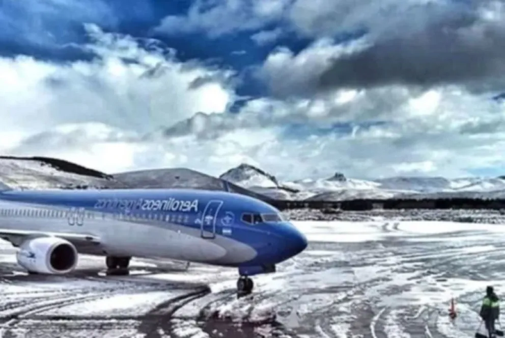 Impacto de las primeras nevadas: Vuelo de Aerolíneas Argentinas desviado a Bariloche