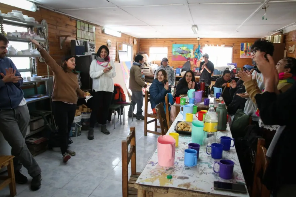 Camino Abierto apagó la soledad del feriado con una gran peña