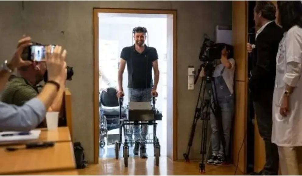 Un hombre tetrapléjico volvió a caminar después de 12 años gracias a la Inteligencia Artificial 