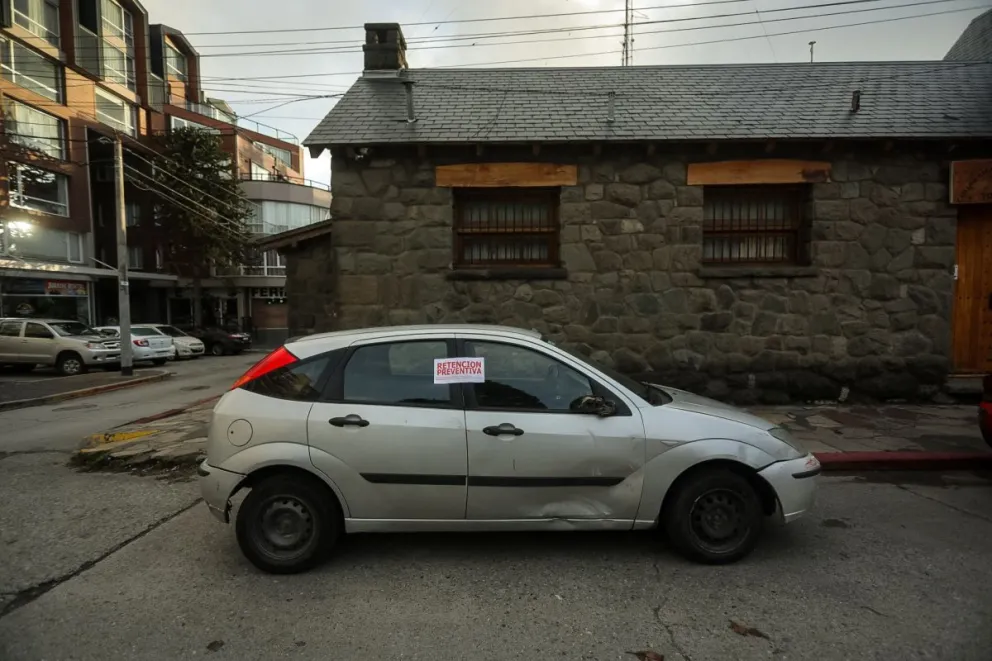 Alcoholizada y fuera de control chocó autos estacionados y lesionó a un efectivo policial