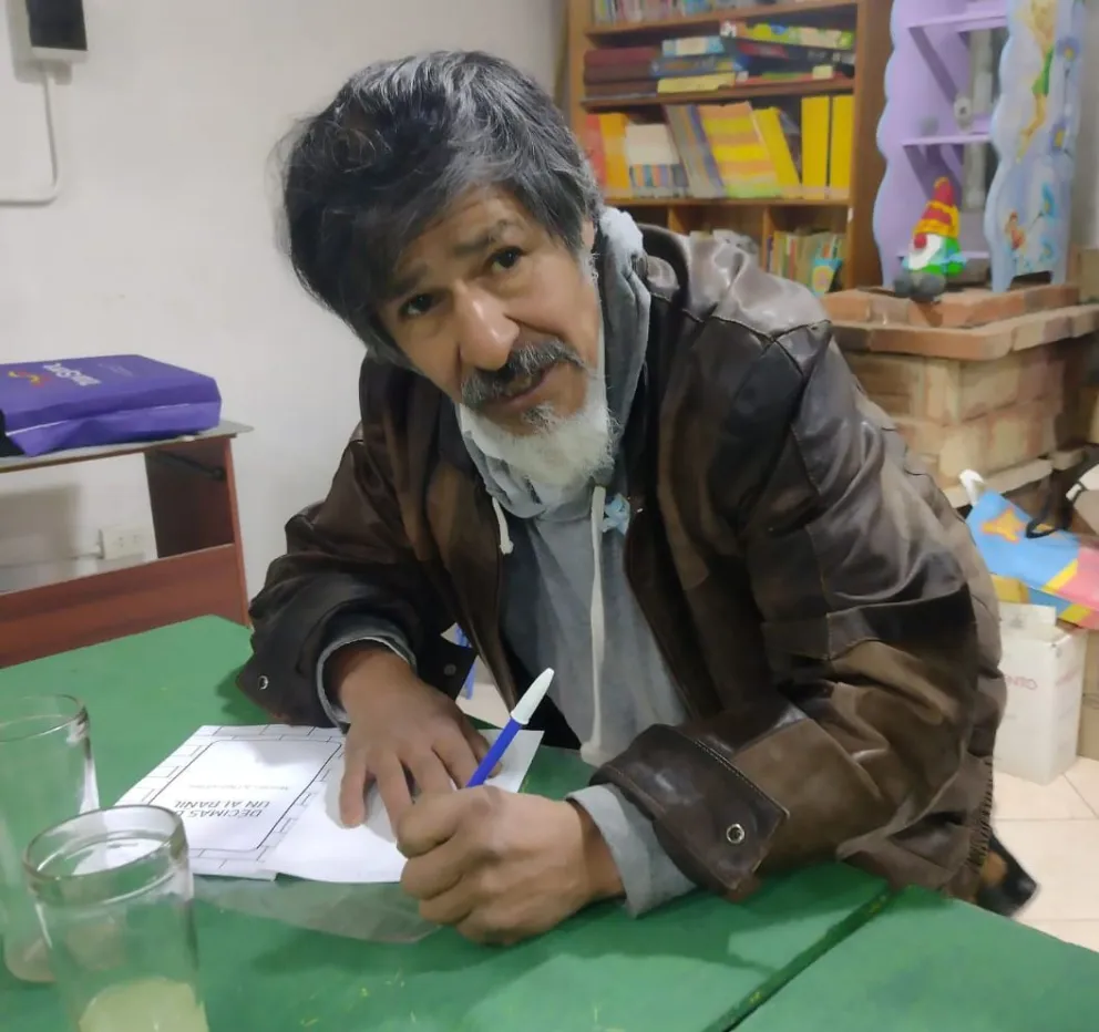 Abel agotó la primera edición de su libro "Décimas de un albañil"