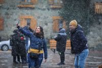 Cientos de turistas disfrutaron de la nieve en el Centro Cívico
