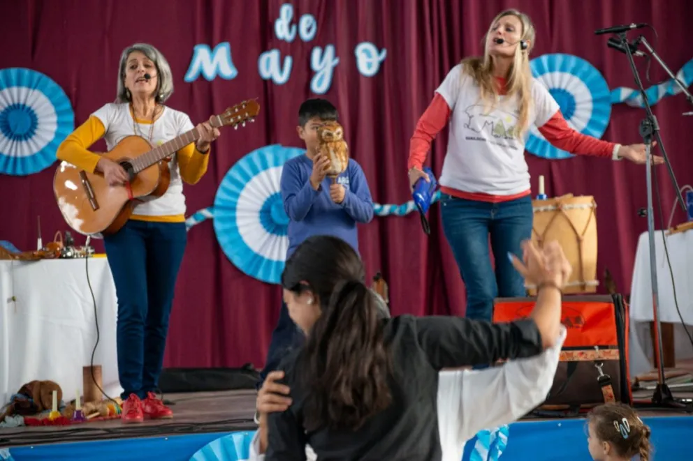Dina Huapi celebró el 25 de mayo con una jornada llena de alegría