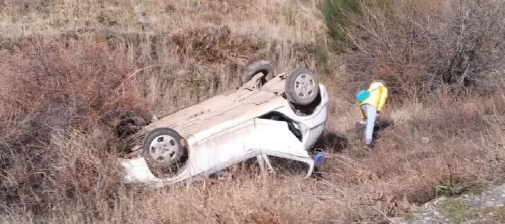 Un rodado volcó sobre la Ruta 40 cerca de San Martín de los Andes