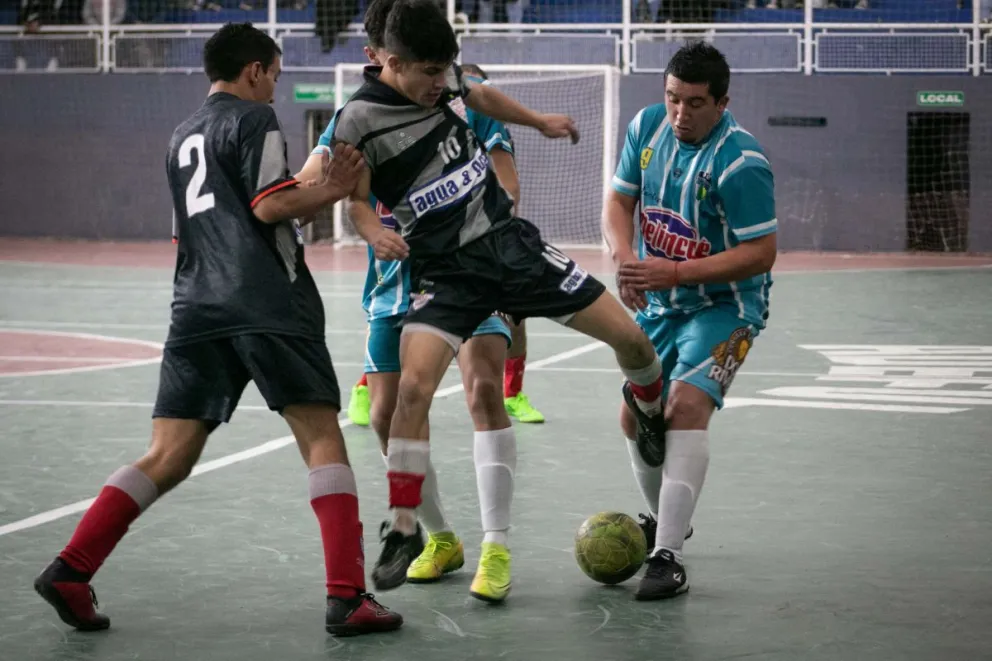 La primera A y B juegan en el fútbol libre
