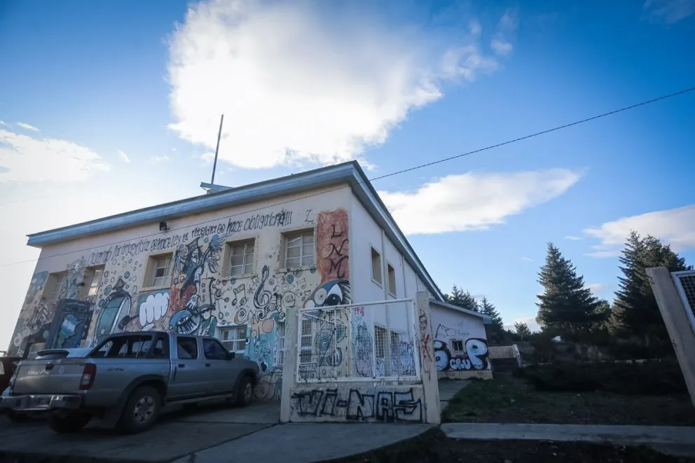 Robaron inodoros, mochilas, grifería y luces del gimnasio de un colegio secundario de Bariloche