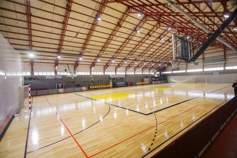 Quedaron inaugurados el Albergue Municipal y el piso del polideportivo en el Gimnasio 3