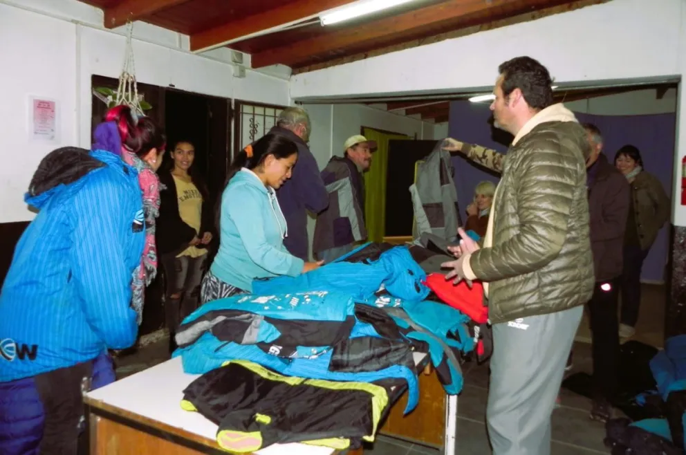Juan Pablo Muena entregó una nueva tanda de ropa de abrigo en los barrios de Bariloche