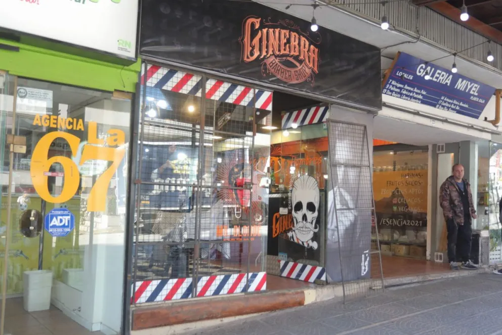 Ladrón se llevó valioso instrumental de una barbería en pleno centro de Bariloche