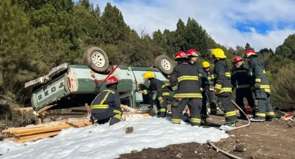 Volcó una camioneta y derramó gran cantidad de combustible