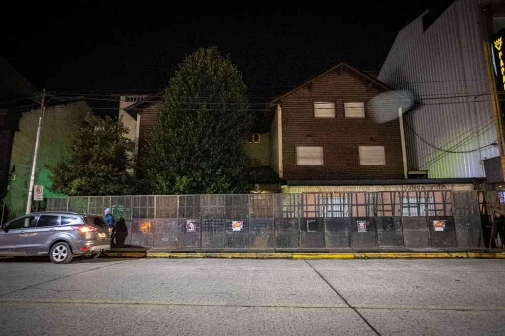 “Escudaron” el Juzgado Federal de Bariloche ante la concentración por la libertad de las detenidas mapuche