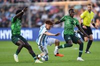 Nigeria amargó a la Argentina y la dejó fuera del Mundial