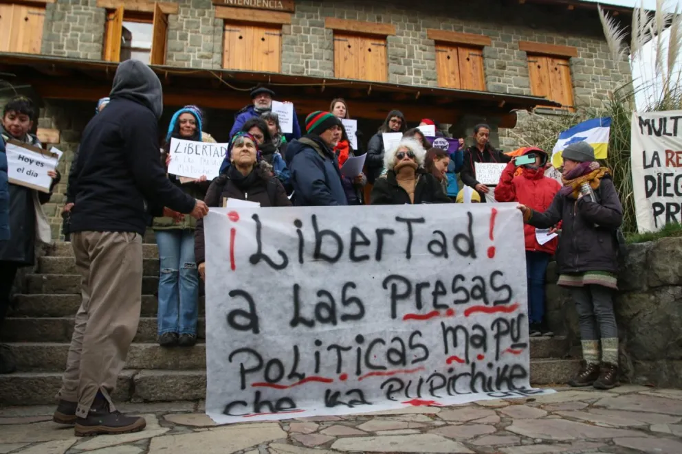 Pasado el mediodía terminó la concentración para pedir acuerdo en Villa Mascardi