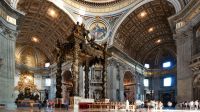 Un hombre se desnudó en la Basílica de San Pedro para protestar por la muerte de niños ucranianos 