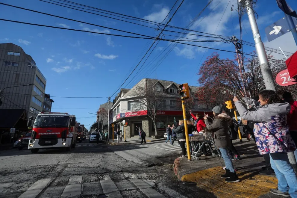 Emotiva caravana de bomberos voluntarios recorre el centro de Bariloche 