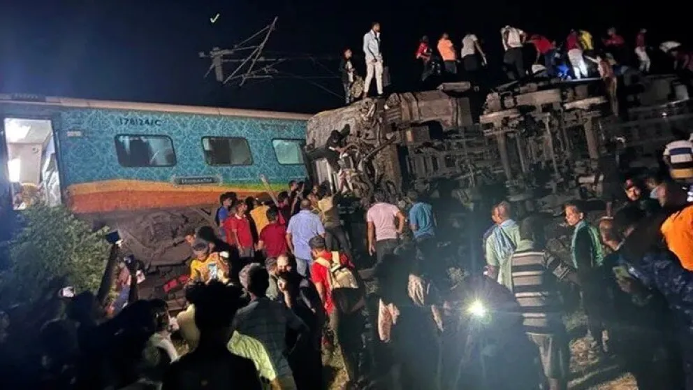 India: al menos 233 muertos y 900 heridos tras un choque de trenes 