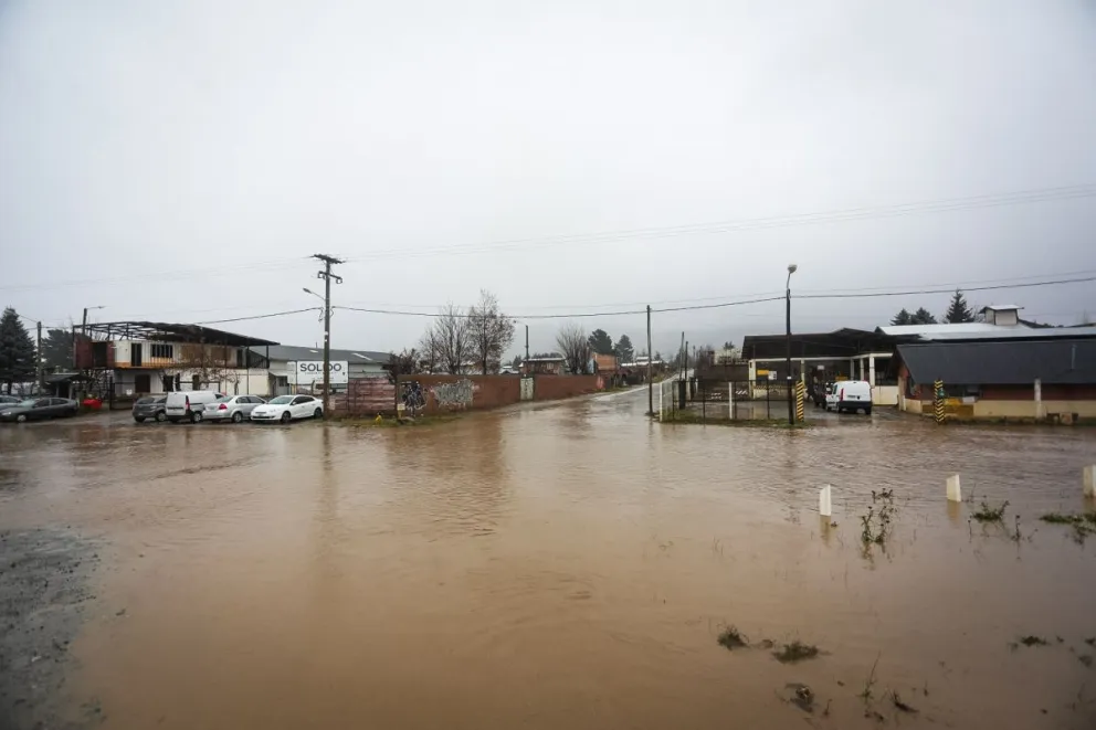 ¿Nuevas lagunas en Bariloche? No, las calles de El Frutillar