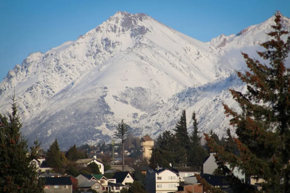 Ya comenzó a llegar la nieve a los cerros que rodean la ciudad. Foto ilustrativa de Facundo Pardo.