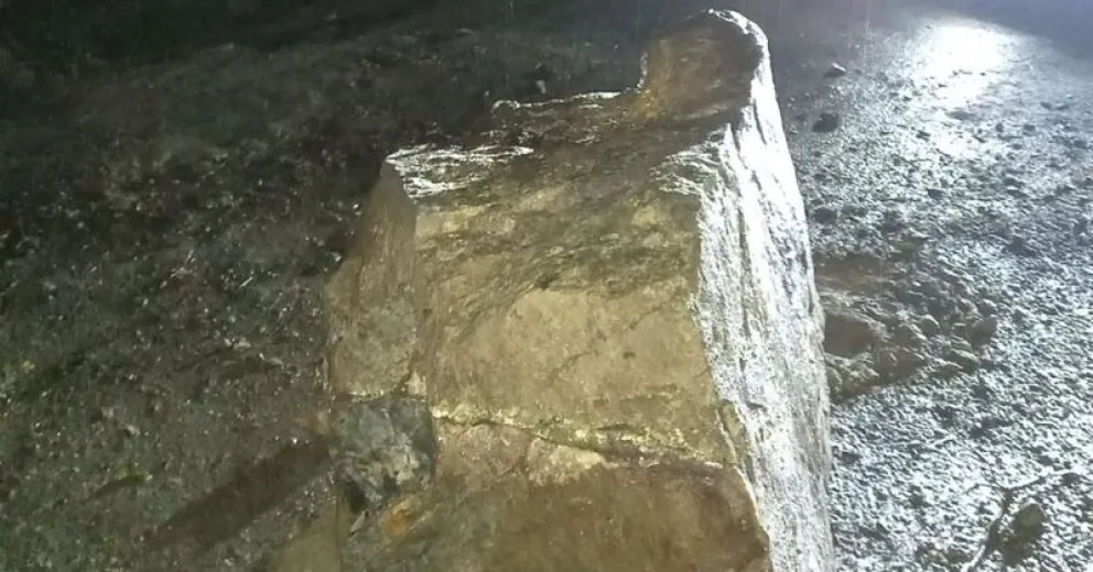 Cayeron rocas inmensas en el camino a Tronador y tuvieron que trabajar toda la noche para liberarlo