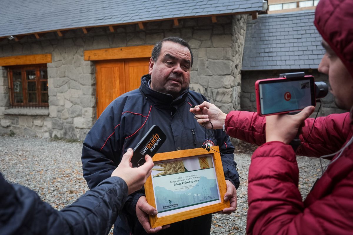 Concejales rindieron homenaje a dos bomberos retirados de Bariloche