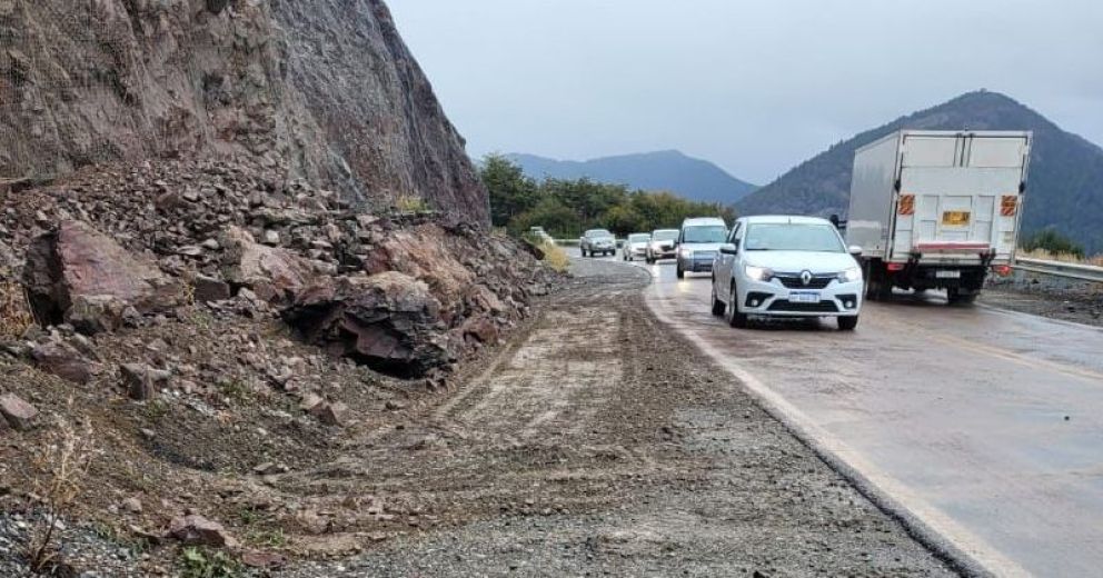 Despejaron la calzada tras el derrumbe pero hay riesgo de caída de piedras