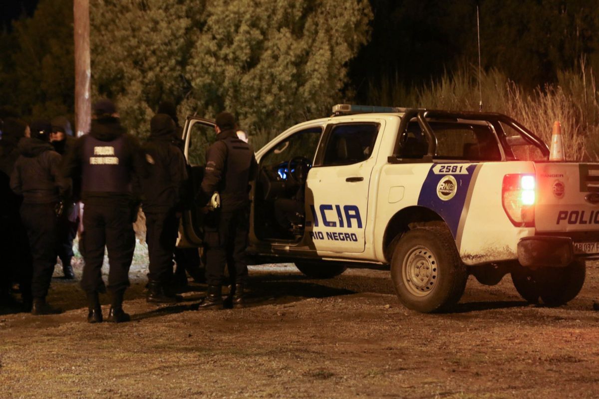 Trabajan para extraer el cadáver que fue hallado detrás del gimnasio de Bariloche