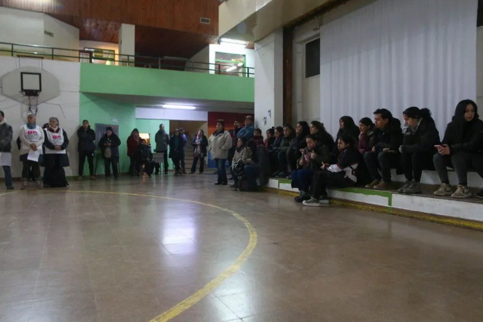 Padres y madres denuncian que la escuela 295 "se cae a pedazos"